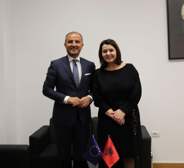 Kryetarja e Kolegjit të Posaçëm të Apelimit, znj. Natasha Mulaj, takim me ambasadorin e BE-së në Tiranë, Luigi Soreca. Në fokus të takimit, dhënia prioritet kryerjes së procesit të rivlerësimit për kandidatët e institucioneveinstitucioneve te reja te drejtesise - 28 qershor 2019