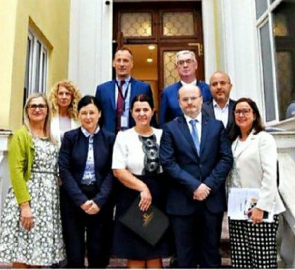 Kryetarja e Kolegjit të Posaçëm të Apelimit Natasha Mulaj me përfaqësues të institucioneve të tjera të rivlerësimit dhe përfaqësues të ONM-së, pas një takimi me Drejtuesen për Ballkanin Perëndimor pranë Drejtorisë së Përgjithshme të KE-së për Politikat e Fqinjësisë & Negociatat e Zgjerimit Genoveva Ruiz Calavera dhe Komisoneren për Drejtësinë, Konsumatorët dhe Barazinë Gjinore Věra Jourová - 5 tetor 2018.