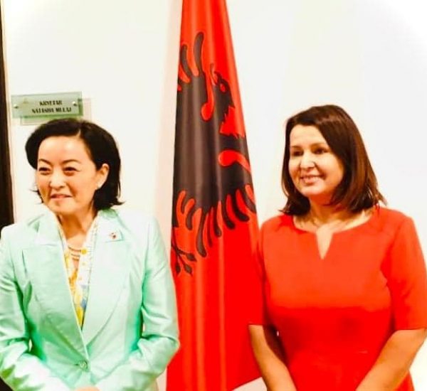 Kryetarja e Kolegjit të Posaçëm të Apelimit znj. Natasha Mulaj, gjatë takimit me ambasadoren e SHBA-ve Yuri Kim të zhvilluar në ambientet e Kolegjit të Posacëm të Apelimit, ku u diskutua rreth procesit të rivlerësimit të gjyqtarëve dhe prokurorëve dhe u ritheksua mbështetja e plotë e SHBA-ve gjatë vijimësisë së këtij procesi - 22 maj 2020