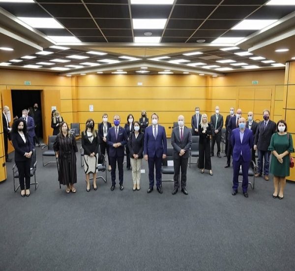 Përfaqësuesit e institucioneve të rivlerësimit në takimin e përbashkët me Komisionerin për Zgjerimin të Bashkimit Evropian, Oliver Varhelyi dhe shefen e Operacionit Ndërkombëtar të Monitorimit Genoveva Ruiz Calavera, ku u ritheksua mbështetja e fortë për procesin e rivlerësimit – 7 tetor 2020