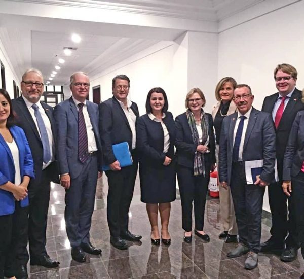 Kryetarja e Kolegjit të Posaçëm të Apelimit Natasha Mulaj, gjatë një takimi me përfaqësuesit gjermanë të Komisionit Parlamentar të Ligjeve të kryesuar nga Stephan Brandner, ku u diskutua rreth ecurisë së deritanishme të procesit të rivlerësimit – 29 tetor 2018