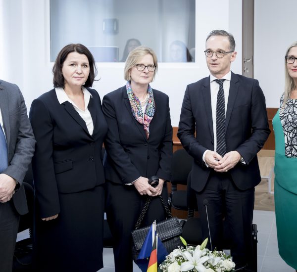 Kryetarja e Kolegjit të Posaçëm të Apelimit Natasha Mulaj gjatë takimit me ministrin e Jashtëm gjerman Heiko Maas, ambasadoren e Republikës Federale Gjermane Susanne Schutz dhe përfaqësuesit e institucioneve të tjera të rivlerësimit - shtator 2018