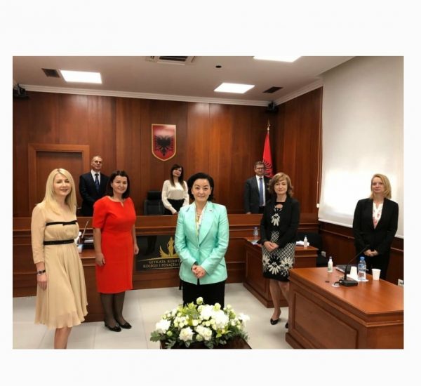 Anëtarët e Kolegjit të Posaçëm të Apelimit gjatë takimit me ambasadoren e SHBA-ve Yuri Kim, të zhvilluar në ambientet e Kolegjit të Posacëm të Apelimit, ku u diskutua rreth procesit të rivlerësimit të gjyqtarëve dhe prokurorëve dhe u ritheksua mbështetja e plotë e SHBA-ve gjatë vijimësisë së këtij procesi - 22 maj 2020