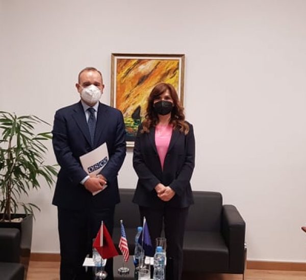 Kryetarja e Kolegjit të Posaçëm të Apelimit znj. Albana Shtylla dhe Kreu i Prezencës së OSBE-së në Tiranë, ShSZ. Ambasador Vincenzo Del Monaco, gjatë një takimi, ku u diskutua rreth sfidave të procesit të rivlerësimit dhe mundësive për mbështetje të OSBE-së në këtë kuadër.