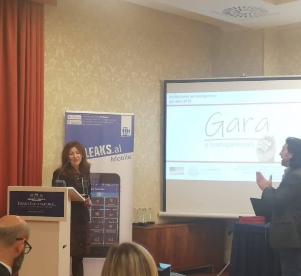 Sekretarja e Përgjithshme e Kolegjit të Posaçëm të Apelimit znj.Laerta Poda, duke tërhequr çmimin "Institucioni më transparent në kategorinë e institucioneve kushtetuese dhe të pavarura" – 28 janar 2019