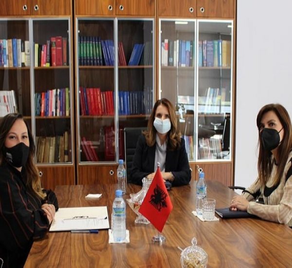 Kryetarja e Kolegjit të Posaçëm të Apelimit znj. Albana Shtylla, kryetarja e Komisionit të Pavarur të Kualifikimit znj. Pamela Qirko dhe kryetarja e Këshillit të Lartë Gjyqësor znj. Naureda Llagami, në takimin koordinues për përshpejtimin e procesit të rivlerësimit të kandidaturave nga sistemi gjyqësor, për anëtarë të Gjykatës së Lartë – 7 tetor 2020