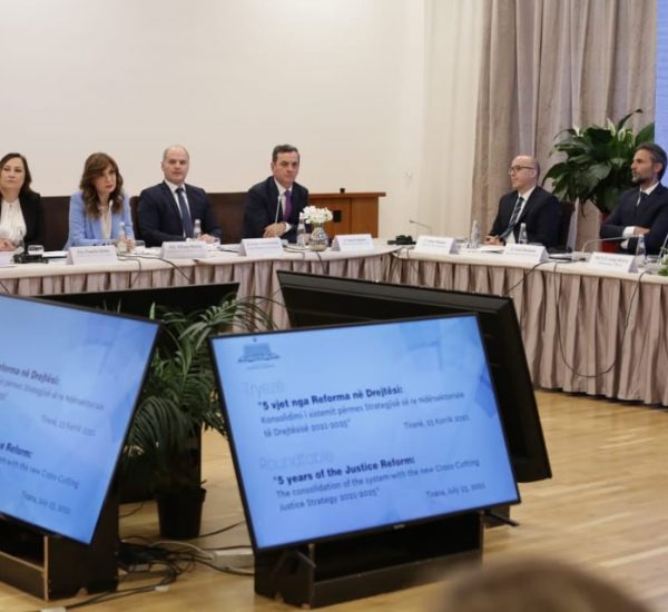 Kryetarja e Kolegjit të Posaçëm të Apelimit, znj. Albana Shtylla gjatë tryezës “5 vjet nga Reforma në Drejtësi”, e organizuar nga ministria e Drejtësisë, ku morën pjesë ambasadorja e ShBA-ve në Tiranë, ShSZnj. Yuri Kim, ambasadori i BE-së, ShTZ. Luigi Soreca dhe drejtuesit e institucioneve të drejtësisë – 23 korrik 2021