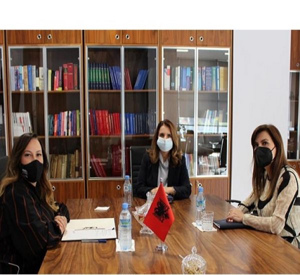 Kryetarja e Kolegjit të Posaçëm të Apelimit znj. Albana Shtylla, kryetarja e Komisionit të Pavarur të Kualifikimit znj. Pamela Qirko dhe kryetarja e Këshillit të Lartë Gjyqësor znj. Naureda Llagami, në takimin koordinues për përshpejtimin e procesit të rivlerësimit të kandidaturave nga sistemi gjyqësor, për anëtarë të Gjykatës së Lartë – 7 tetor 2020