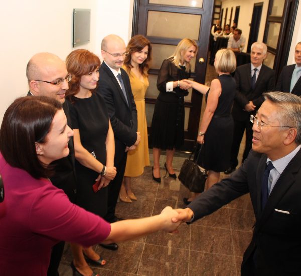 Kryetarja e Kolegjit të Posaçëm të Apelimit Natasha Mulaj duke takuar ambasadorin e SHBA-ve Donald Lu; gjyqtarët Rezarta Schuetz, Albana Shtylla, Ina Rama, Luan Daci, Ardian Hajdari, Sokol Çomo dhe Komisionerët Publikë, gjatë ceremonisë së përurimit të ambienteve të reja të Kolegjit të Posaçëm të Apelimit dhe Komisionerit Publik - 8 qershor 2018
