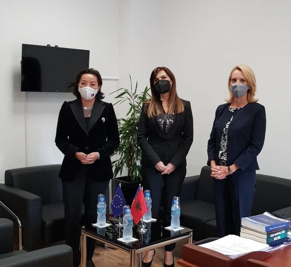 Kryetarja e Kolegjit të Posaçëm të Apelimit znj. Albana Shtylla gjatë një takimi me ambasadoren e Shteteve të Bashkuara të Amerikës, ShSZnj. Yuri Kim dhe Këshilltaren Ligjore Rezidente të OPDAT në Shqipëri znj. Michelle Lakomy, ku u diskutua rreth sfidave të procesit të rivlerësimit dhe domosdoshmërisë për mbështetjen e vazhdueshme të partnerëve ndërkombëtarë në këtë proces- 13 tetor 2020