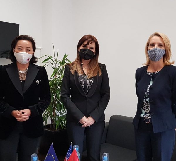 Kryetarja e Kolegjit të Posaçëm të Apelimit znj. Albana Shtylla gjatë një takimi me ambasadoren e Shteteve të Bashkuara të Amerikës, ShSZnj. Yuri Kim dhe Këshilltaren Ligjore Rezidente të OPDAT në Shqipëri znj. Michelle Lakomy, ku u diskutua rreth sfidave të procesit të rivlerësimit dhe domosdoshmërisë për mbështetjen e vazhdueshme të partnerëve ndërkombëtarë në këtë proces- 13 tetor 2020