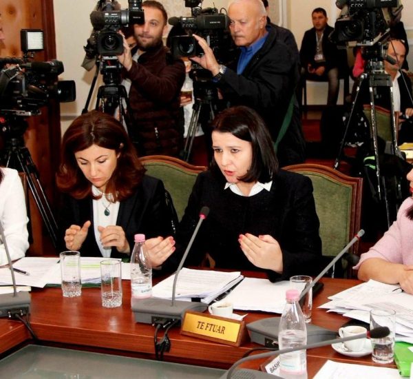 Kryetarja e Kolegjit të Apelimit Natasha Mulaj dhe Sekretarja e Përgjithshme Laerta Poda, gjatë një mbledhjeje të Komisionit Parlamentar të Ligjeve, duke diskutuar në lidhje me projektbuxhetin e vitit 2018, për organet e Vettingut.