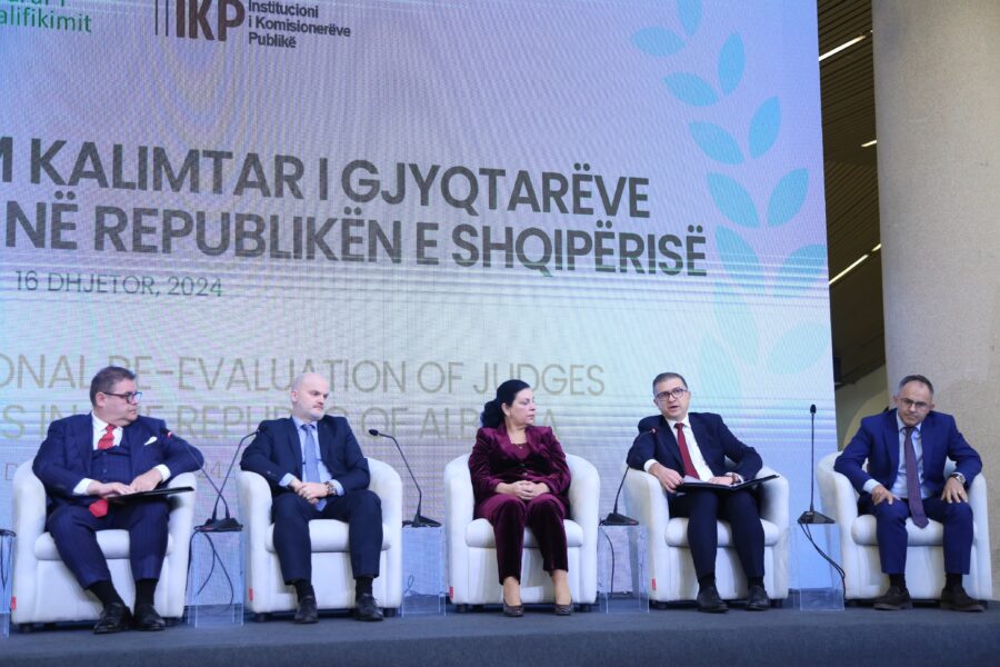 Kryetari i Kolegjit të Posaçëm të Apelimit z. Sokol Çomo gjatë fjalës së mbajtur në konferencën “7 vite rivlerësim kalimtar i gjyqtarëve dhe prokurorëve në Republikën e Shqipërisë”, të zhvilluar me rastin e përmbylljes së aktivitetit të Komisionit të Pavarur të Kualifikimit dhe Institucionit të Komisionerëve Publikë – 16 dhjetor 2024