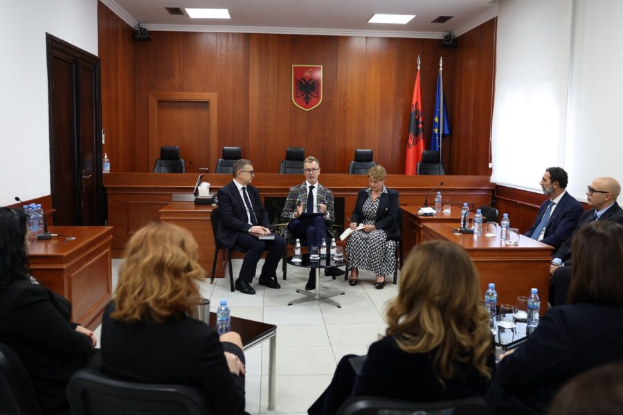 Kryetari i Kolegjit të Posaçëm të Apelimit z. Sokol Çomo dhe gjyqtaret e Kolegjit, gjatë një takimi me Ambasadorin e BE-së në Tiranë Silvio Gonzato, ku u theksua se procesi i rivlerësimit mbetet shtylla kurrizore e reformës në drejtësi dhe se përfundimi i tij është një hap themelor në procesin e anëtarësimit të Shqipërisë në BE.