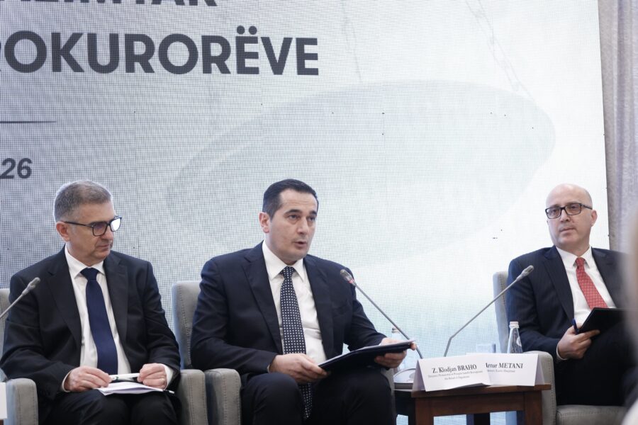 Kryetari i Kolegjit të Posaçëm të Apelimit z. Sokol Çomo, Inspektori i Lartë i Drejtësisë z. Artur Metani dhe Drejtuesi i Prokurorisë së Posaçme z. Klodjan Braho në ceremoninë përmbyllëse të procesit të rivlerësimit kalimtar të gjyqtarëve dhe prokurorëve në Republikën e Shqipërisë - 17 qershor 2026