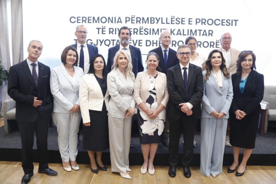 Kryetari i Kolegjit të Posaçëm të Apelimit z. Sokol Çomo, gjyqtarët e Kolegjit, znj. Irena Moozová Zëvendësdrejtore e Përgjithshme për Drejtësinë edhe Konsumatorët (DG Just), Komisioni Evropian dhe vëzhgues ndërkombëtarë të ONM-së, në ceremoninë përmbyllëse të procesit të rivlerësimit kalimtar të gjyqtarëve dhe prokurorëve në Republikën e Shqipërisë - 17 qershor 2026